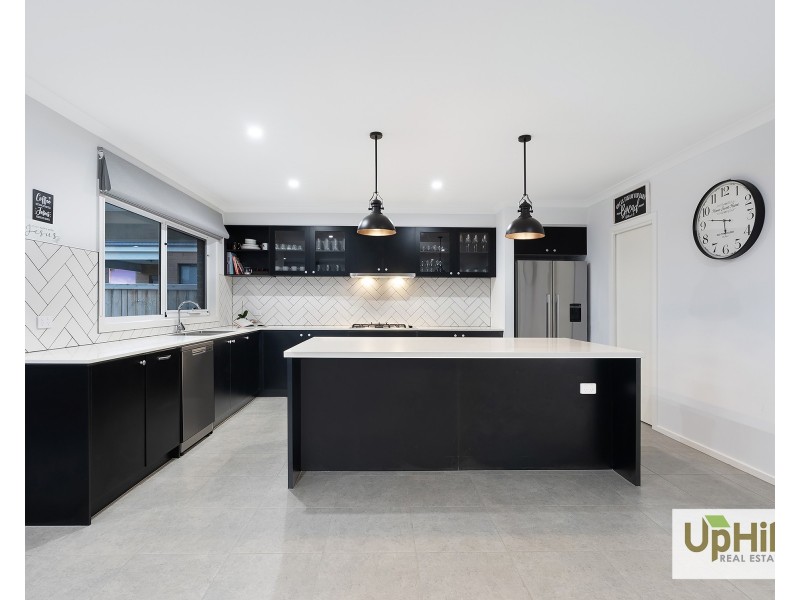 10 Bronnie Street, Clyde North VIC 3978