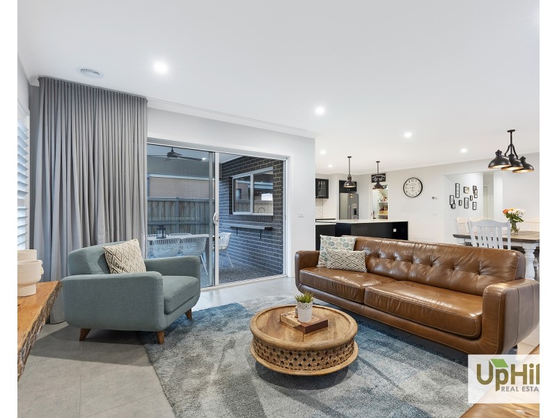 10 Bronnie Street, Clyde North VIC 3978