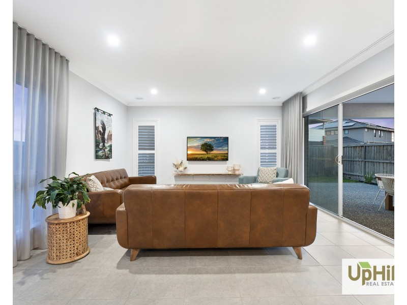 10 Bronnie Street, Clyde North VIC 3978