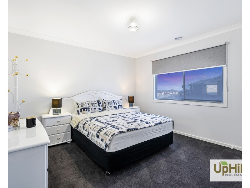 10 Bronnie Street, Clyde North VIC 3978