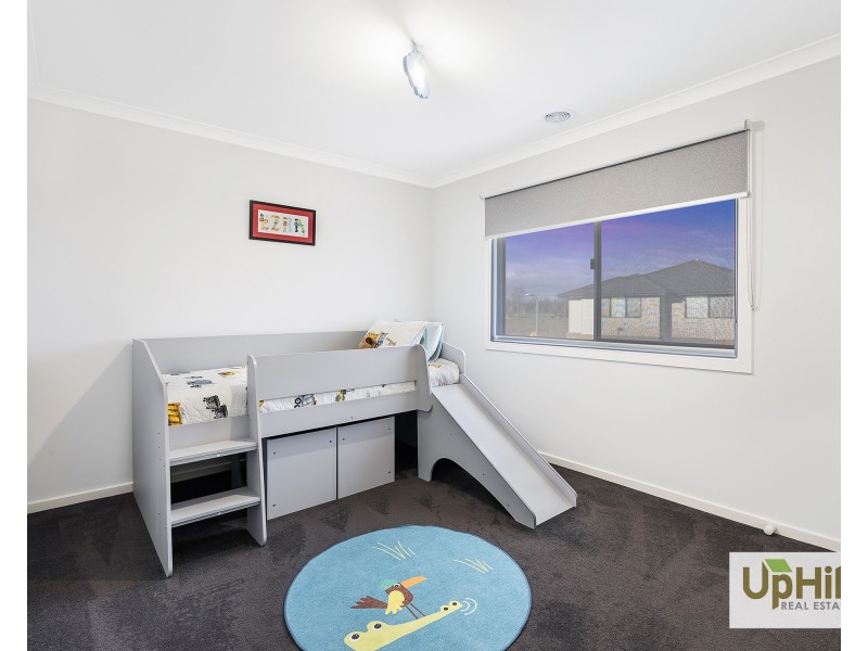 10 Bronnie Street, Clyde North VIC 3978