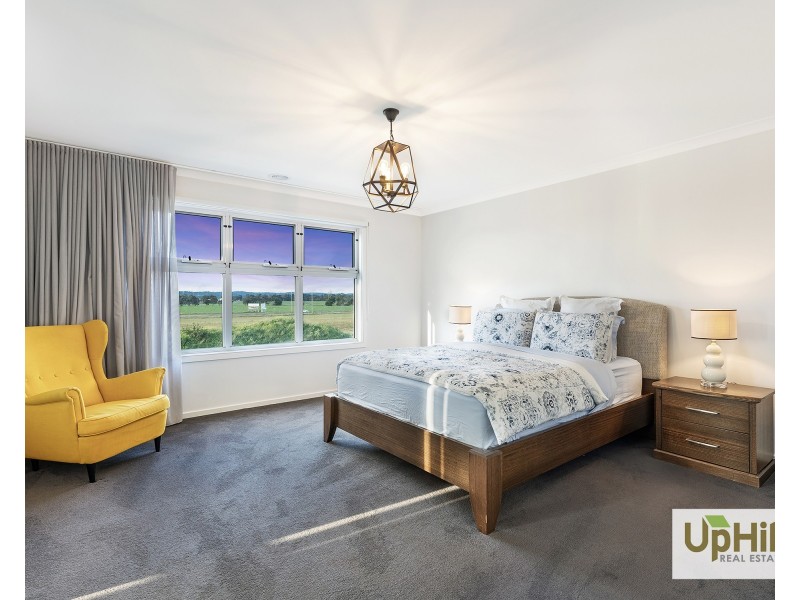 10 Bronnie Street, Clyde North VIC 3978