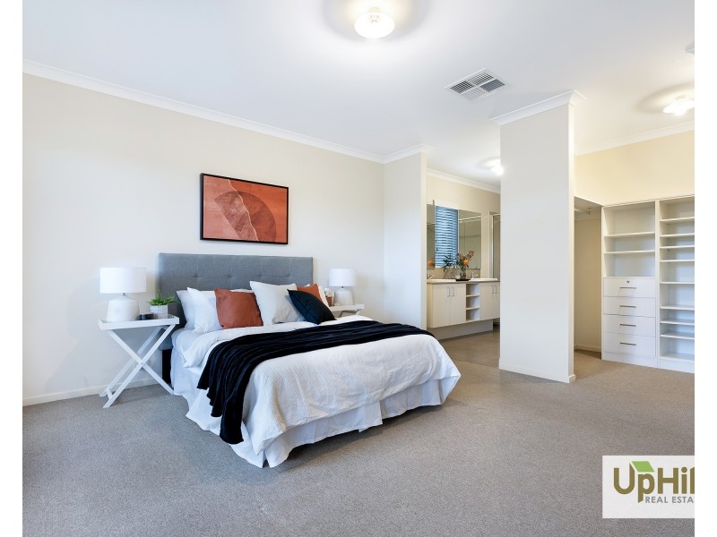 17 Kilmarnock Way, Clyde North VIC 3978