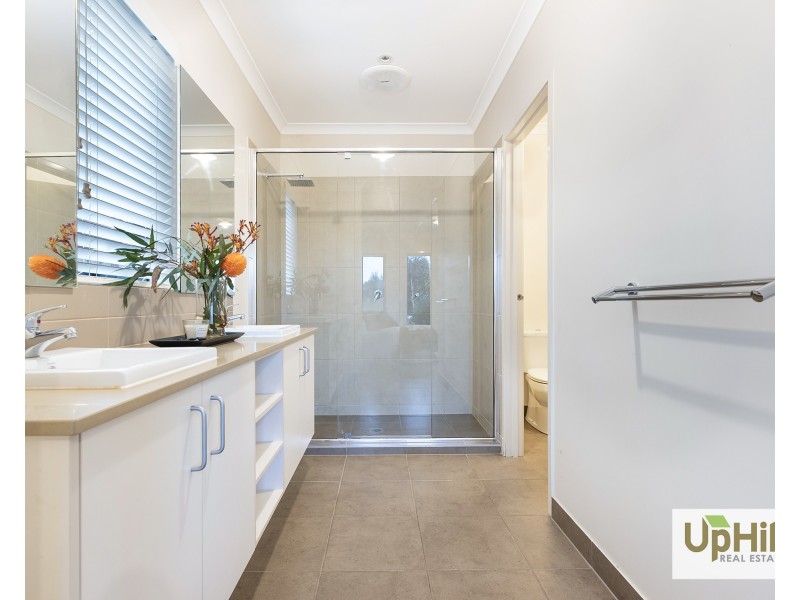 17 Kilmarnock Way, Clyde North VIC 3978