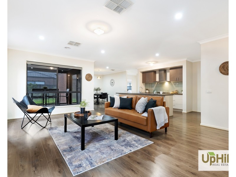 17 Kilmarnock Way, Clyde North VIC 3978