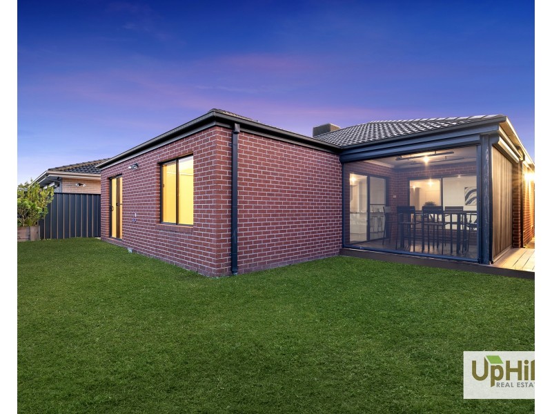 17 Kilmarnock Way, Clyde North VIC 3978