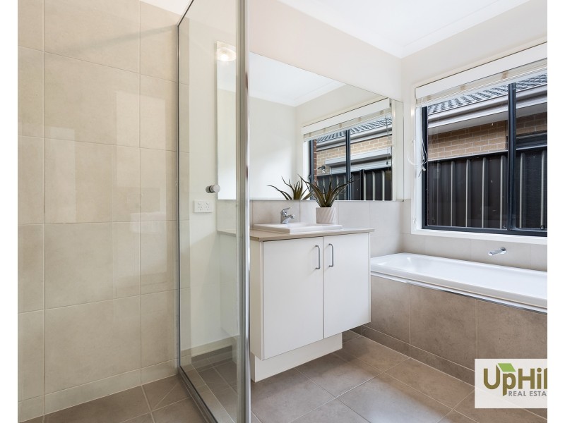 17 Kilmarnock Way, Clyde North VIC 3978