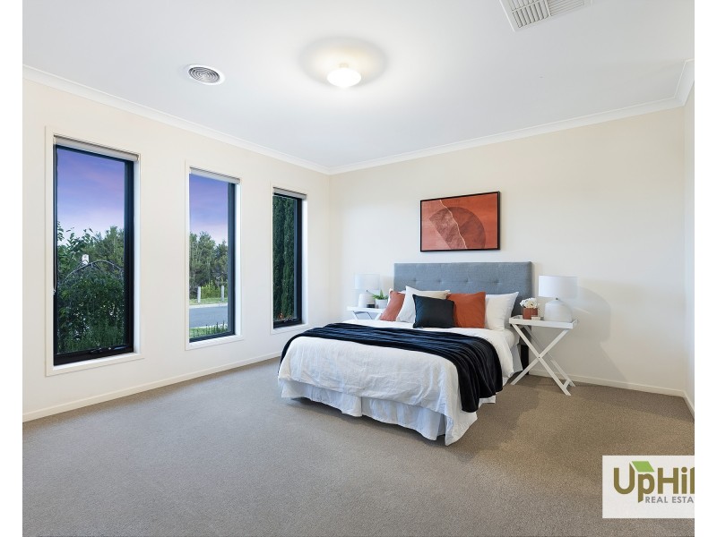 17 Kilmarnock Way, Clyde North VIC 3978