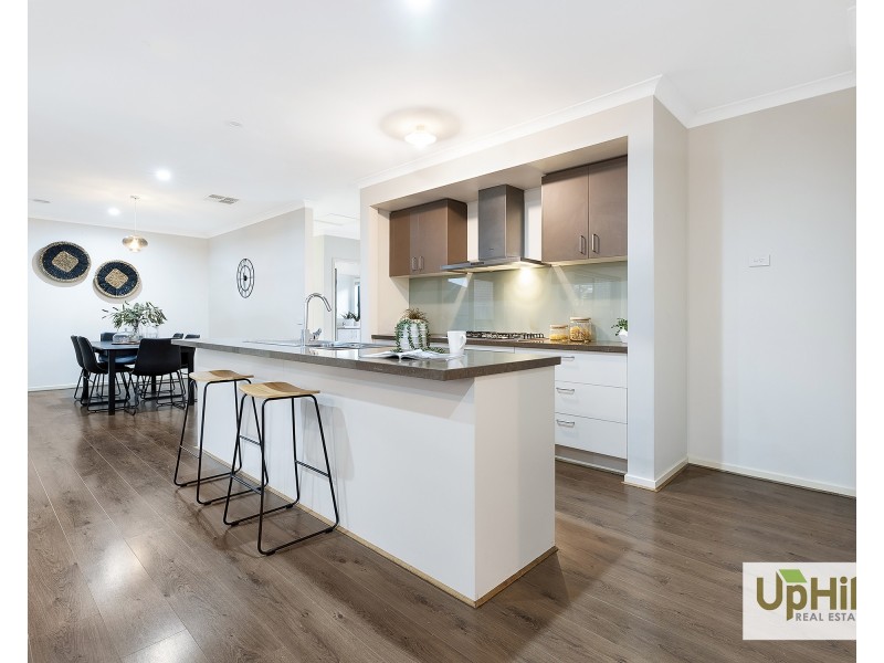 17 Kilmarnock Way, Clyde North VIC 3978