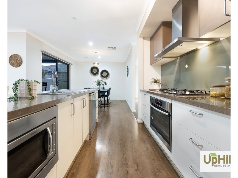 17 Kilmarnock Way, Clyde North VIC 3978