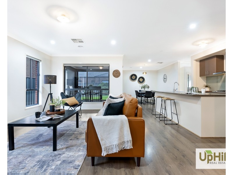 17 Kilmarnock Way, Clyde North VIC 3978