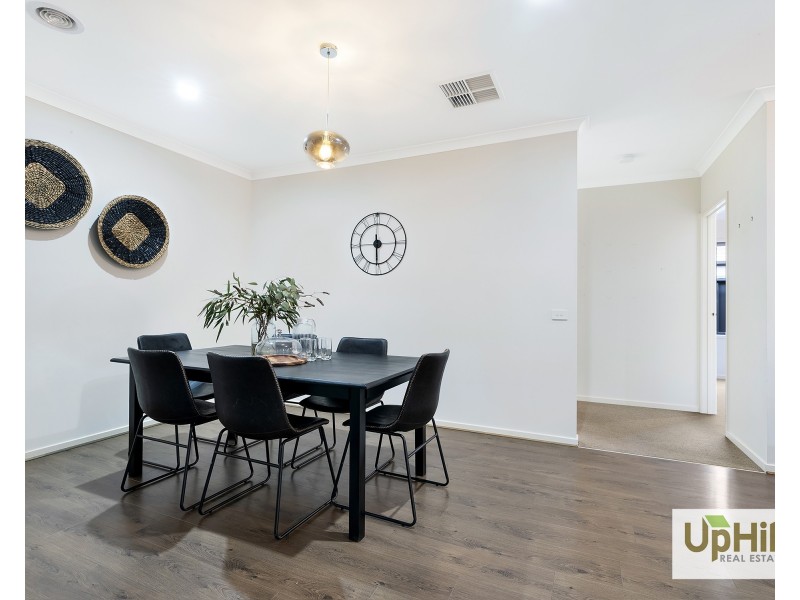 17 Kilmarnock Way, Clyde North VIC 3978