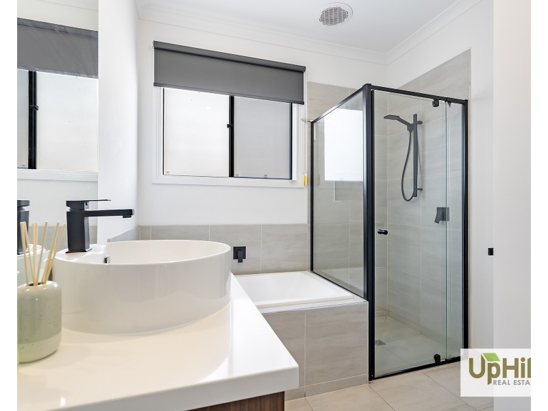 6 Lensing Street, Clyde North VIC 3978