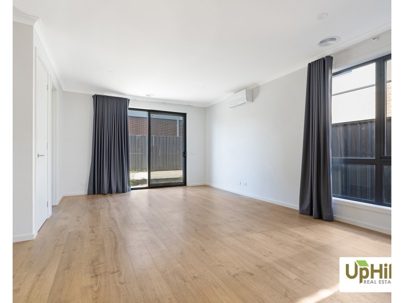 27 Carnelian Circuit, Clyde North VIC 3978