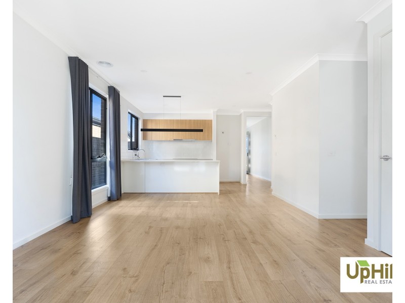 27 Carnelian Circuit, Clyde North VIC 3978