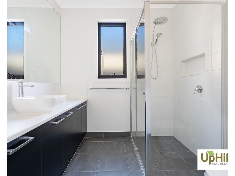 27 Carnelian Circuit, Clyde North VIC 3978