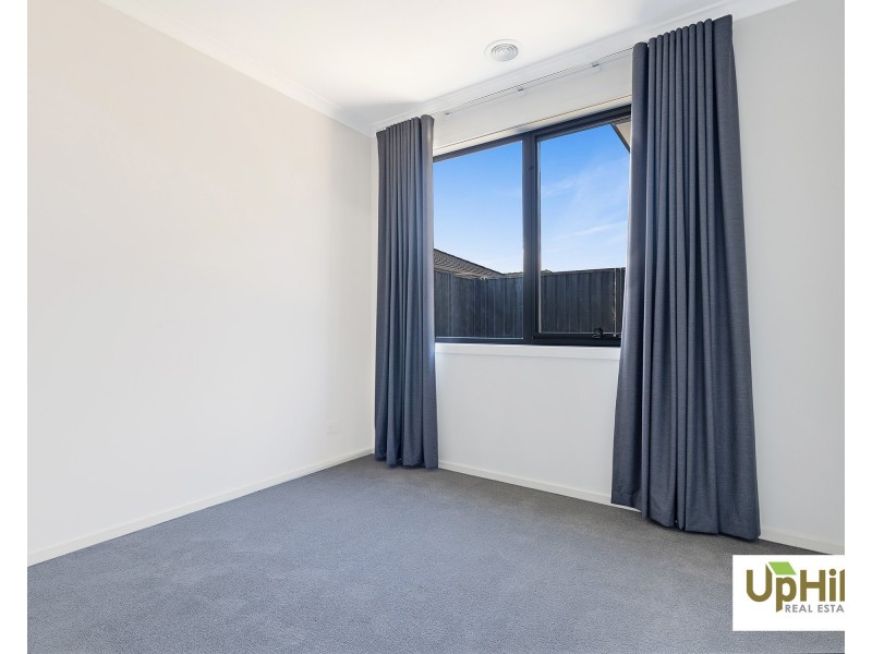 27 Carnelian Circuit, Clyde North VIC 3978