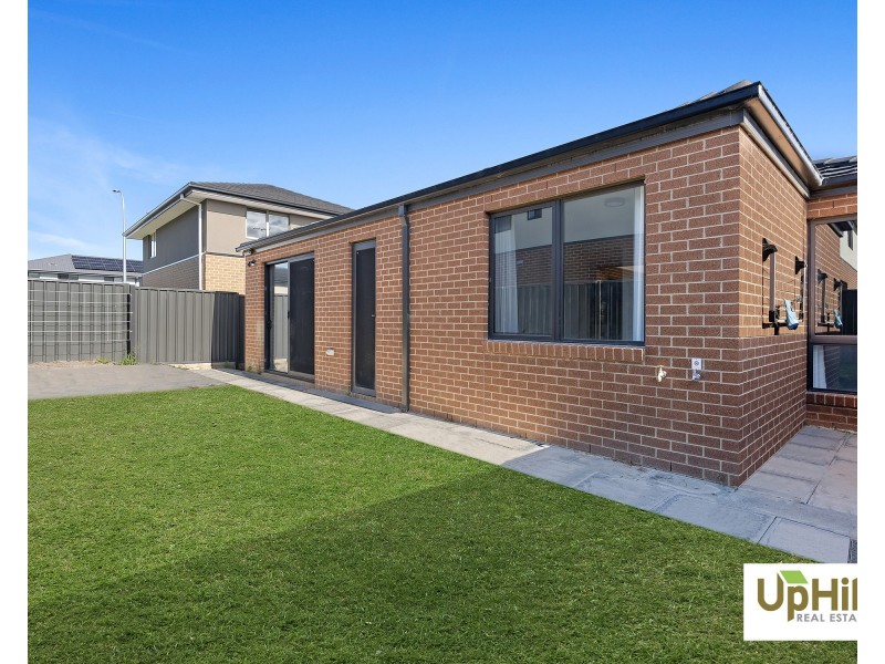 27 Carnelian Circuit, Clyde North VIC 3978