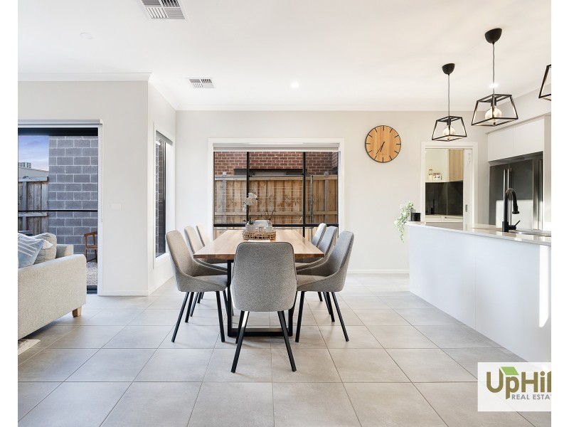 103 Picnic Avenue, Clyde North VIC 3978