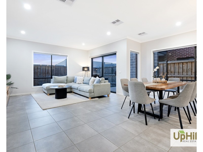 103 Picnic Avenue, Clyde North VIC 3978