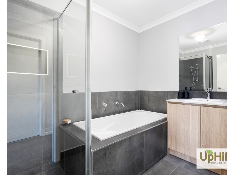 103 Picnic Avenue, Clyde North VIC 3978