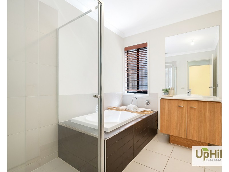 10 Ranfurlie Boulevard, Cranbourne West VIC 3977