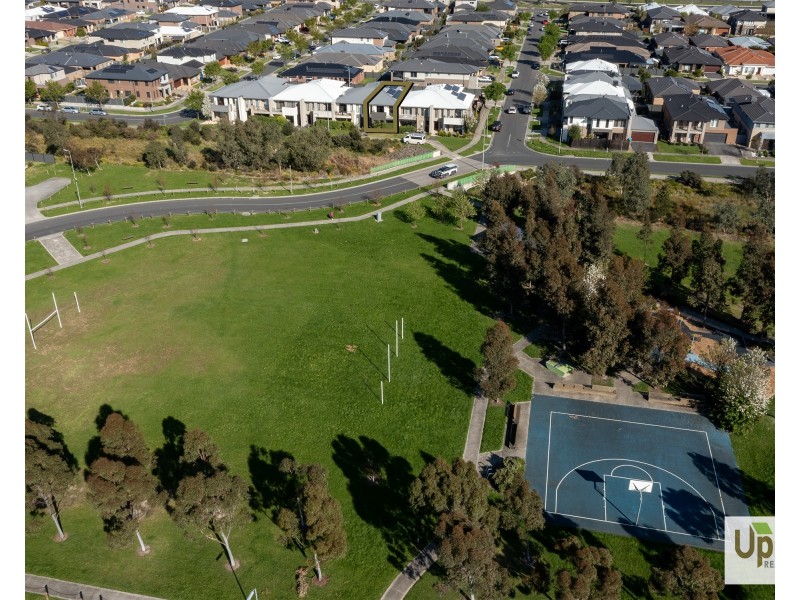 6 Quintino Walk, Clyde North VIC 3978