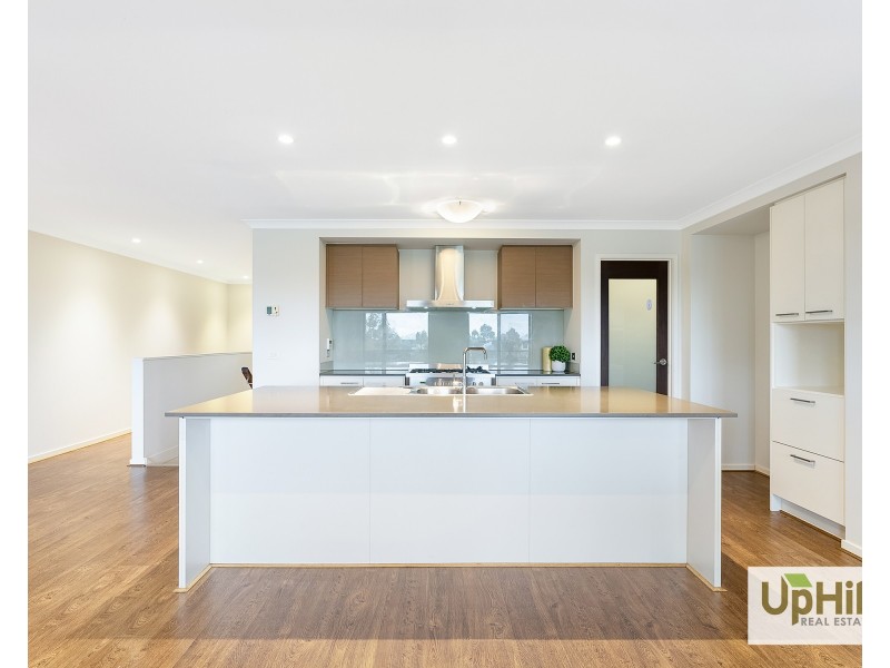 6 Quintino Walk, Clyde North VIC 3978