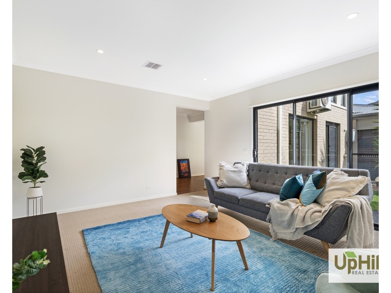 6 Quintino Walk, Clyde North VIC 3978