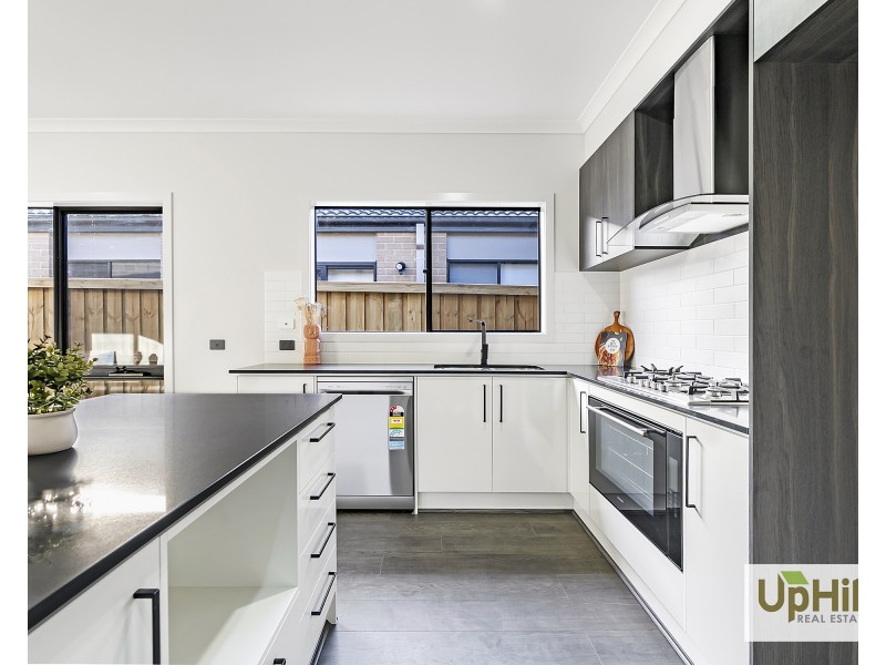 29 Tesaluke Avenue, Clyde North VIC 3978