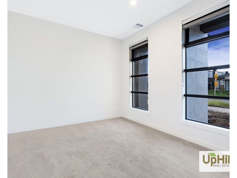 28 Cavern Boulevard, Clyde North VIC 3978