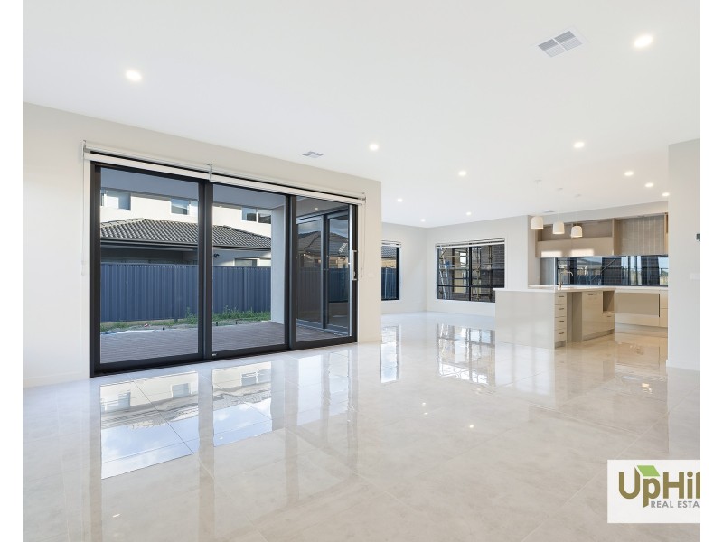 28 Cavern Boulevard, Clyde North VIC 3978