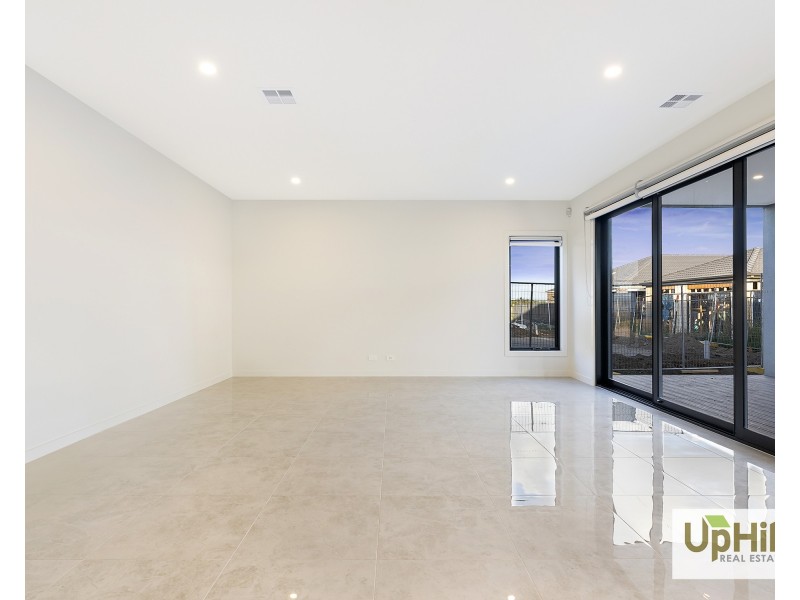 28 Cavern Boulevard, Clyde North VIC 3978