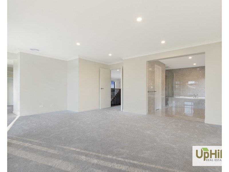 28 Cavern Boulevard, Clyde North VIC 3978