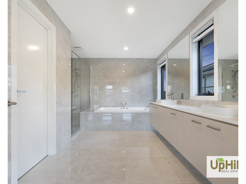 28 Cavern Boulevard, Clyde North VIC 3978