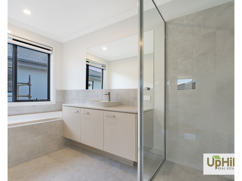 28 Cavern Boulevard, Clyde North VIC 3978