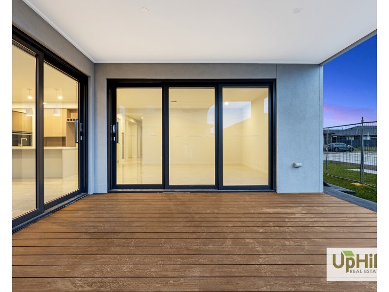 28 Cavern Boulevard, Clyde North VIC 3978