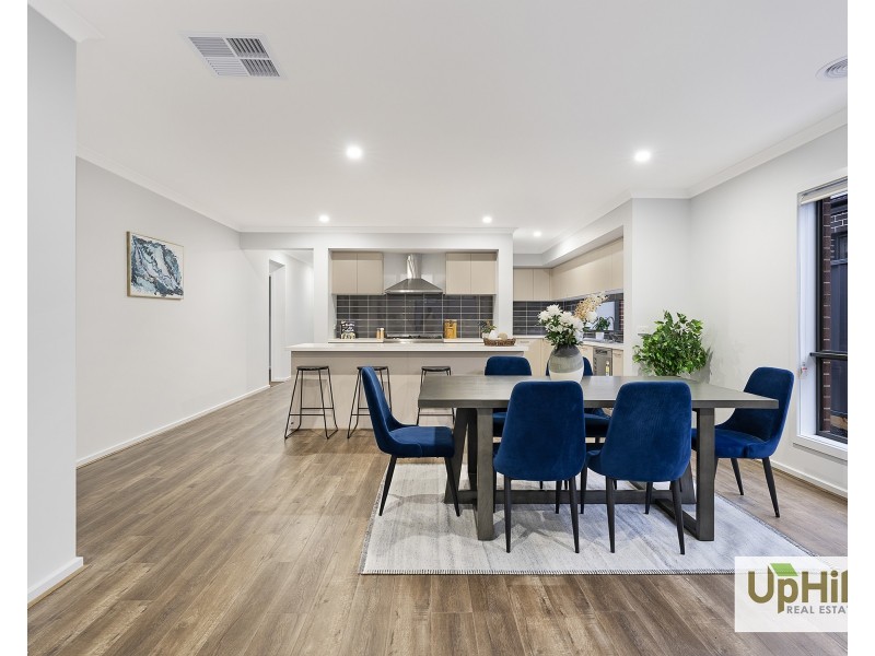 38 Borthwick Parade, Clyde North VIC 3978