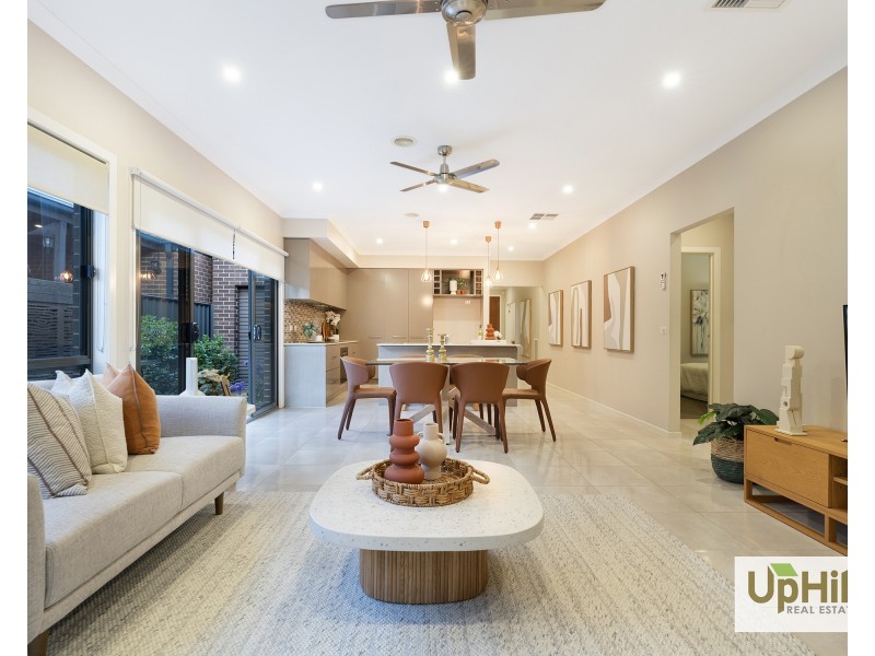 6 Bonnington Boulevard, Clyde North VIC 3978
