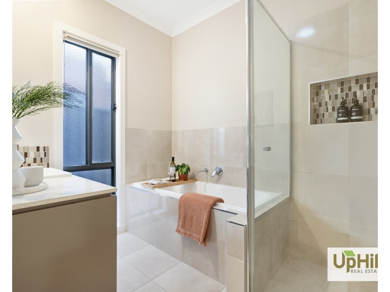 6 Bonnington Boulevard, Clyde North VIC 3978