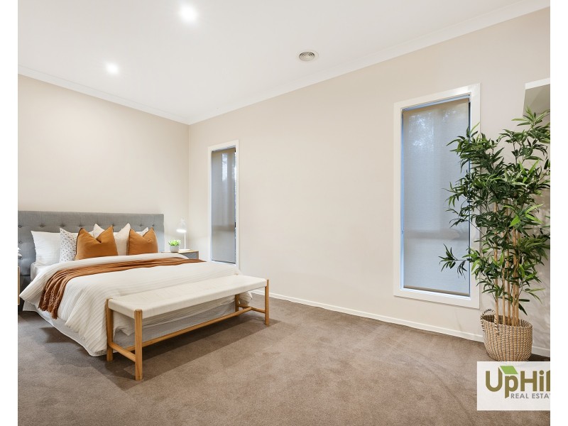 6 Bonnington Boulevard, Clyde North VIC 3978