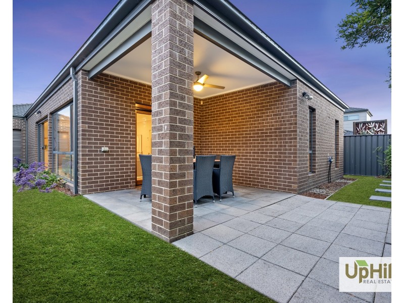 6 Bonnington Boulevard, Clyde North VIC 3978