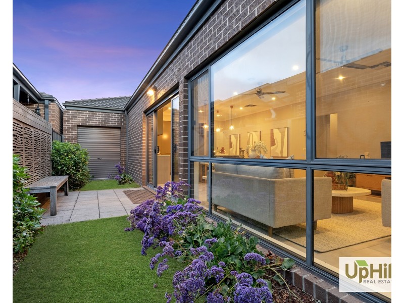 6 Bonnington Boulevard, Clyde North VIC 3978