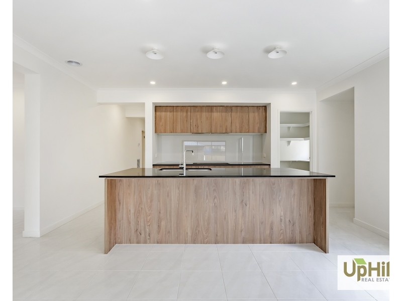 5 Gippsland Avenue, Clyde North VIC 3978