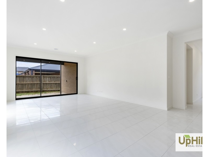 5 Gippsland Avenue, Clyde North VIC 3978