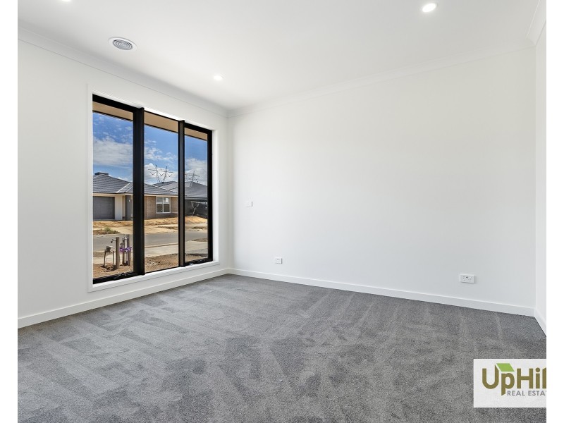 5 Gippsland Avenue, Clyde North VIC 3978