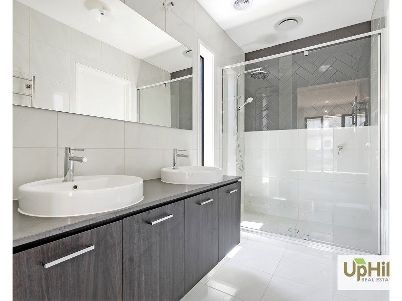 5 Gippsland Avenue, Clyde North VIC 3978