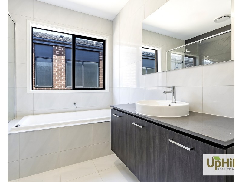 5 Gippsland Avenue, Clyde North VIC 3978