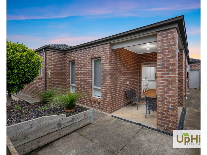 10 Belcam Circuit, Clyde North VIC 3978