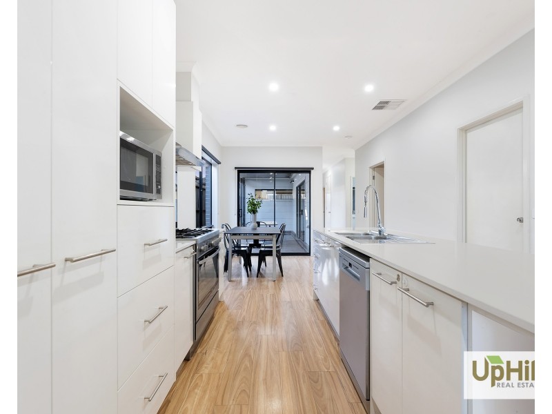 8 Freshman Avenue, Clyde VIC 3978